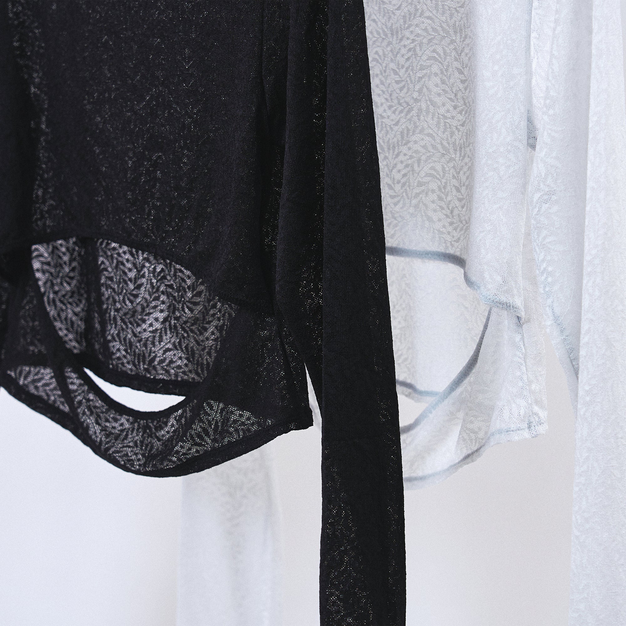 レースカットアウト トップス