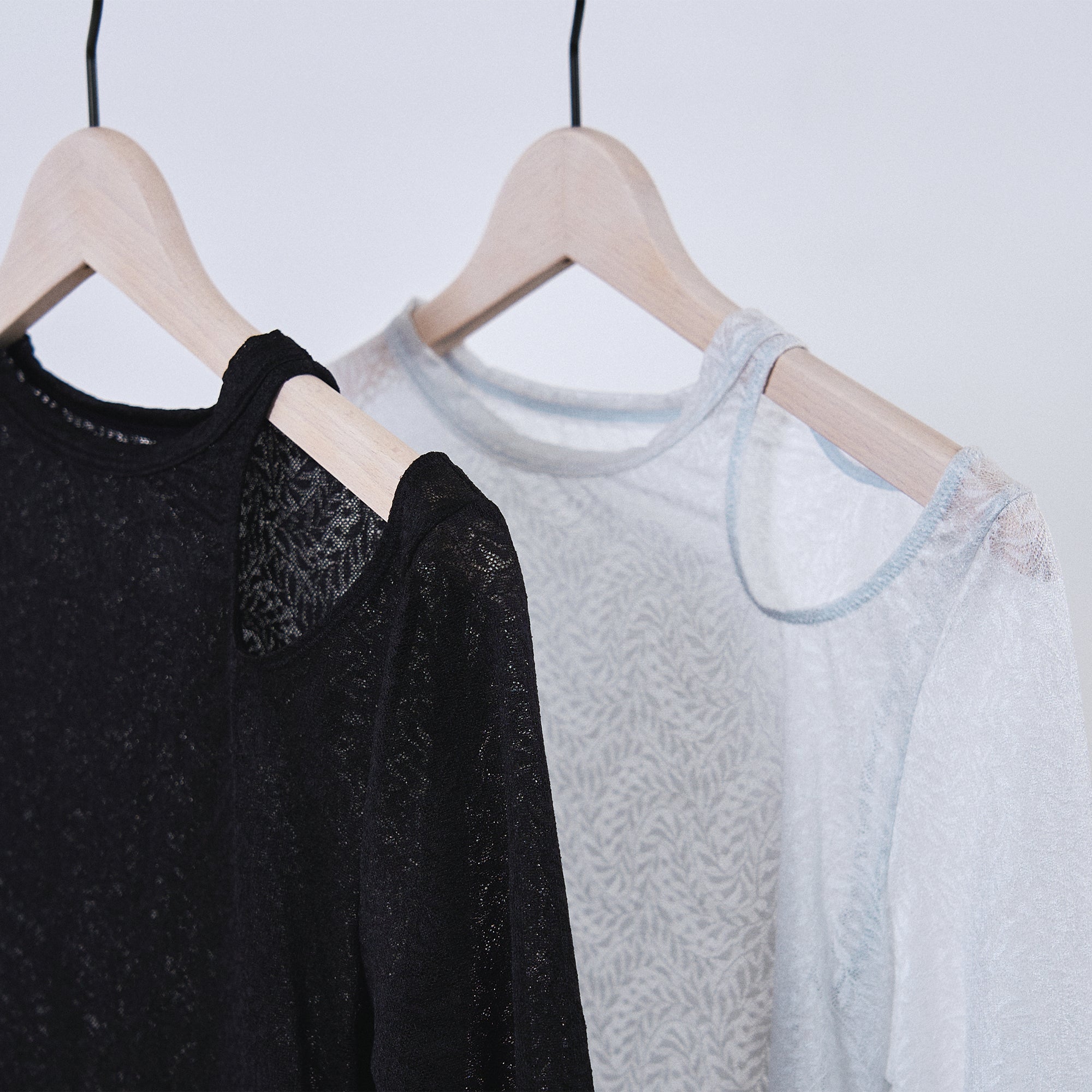 レースカットアウト トップス